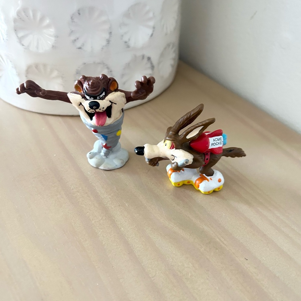 Vintage 1990 Warner Bros. Taz and Wile E. Coyote Collectible Figures Cake Topper